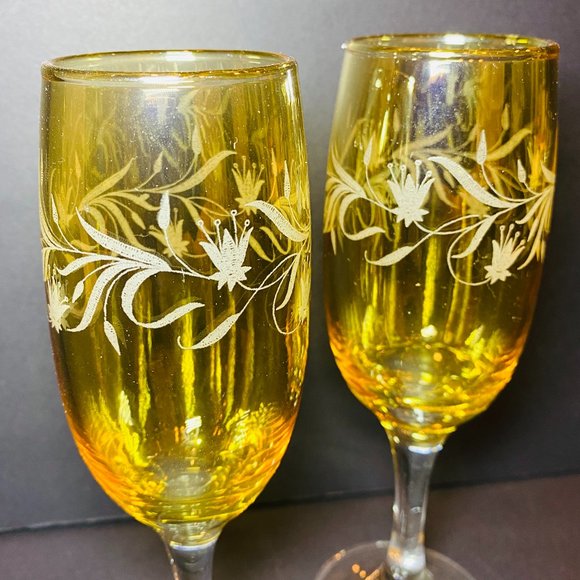 Vintage Pair of Glass Champagne Flutes Yellow Amber Floral Etching - Picture 3 of 4